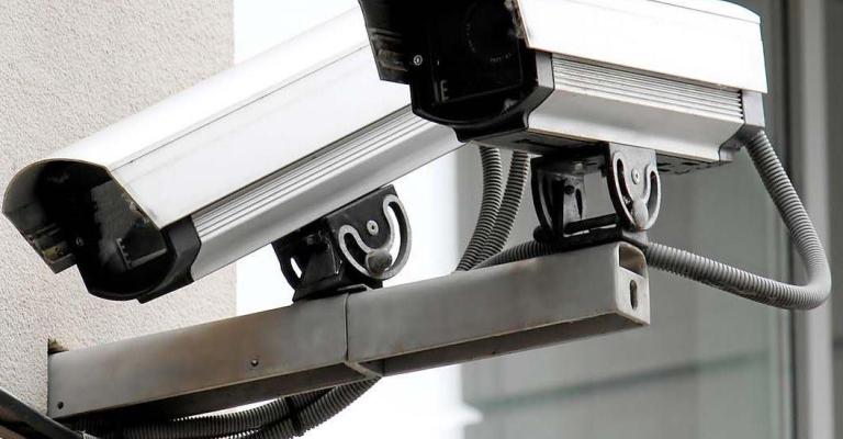 استفتاء: 68% يؤيدون نشر كاميرات أمام مدارس الإناث