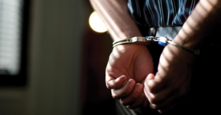 القبض على مطلوب بسرقة مركبات ومفاوضة مالكيها