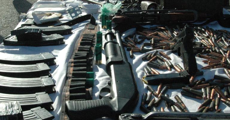 ضبط ذخائر وأسلحة غير مرخصة بجبل عمان