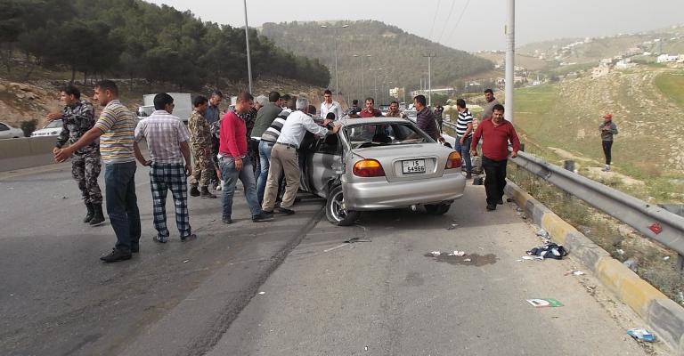 وفاة بحادث تصادم.. وإصابة 6 بتدهور باص