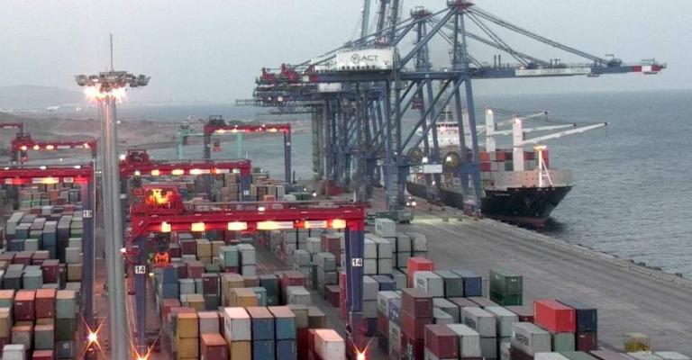 عمّال ميناء الحاويات يلوّحون بالإضراب الشامل