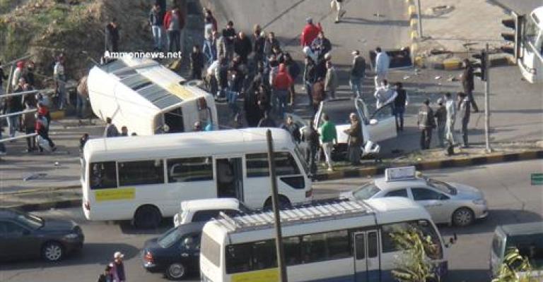 إصابة 13 بتدهور"كوستر"عند إشارات الغاز