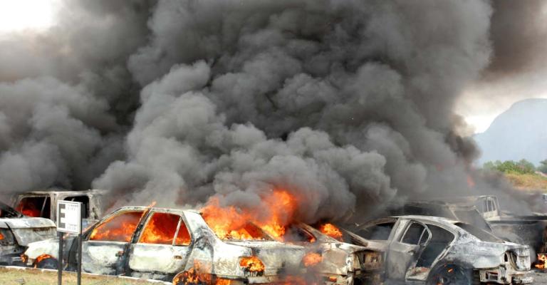 تنظيم "الدولة" يستهدف قادة حوثيين بسيارة مفخخة