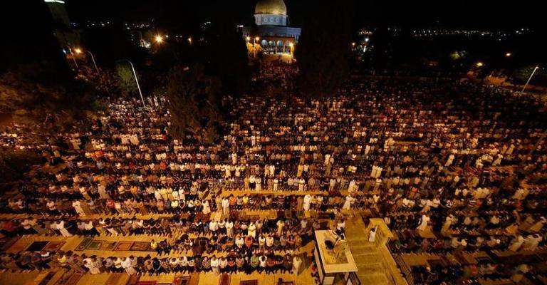 مئات آلاف المصلين في الأقصى رغم قيود الاحتلال الإسرائيلي