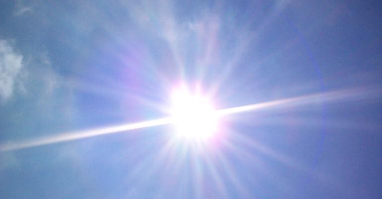 أجواء صيفية وتحذيرات من التعرض لأشعة الشمس أجواء صيفية وتحذيرات من التعرض لأشعة الشمس