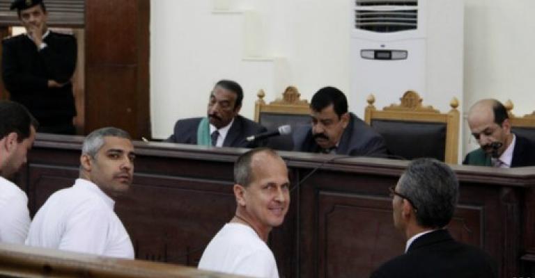 مصر:تأجيل النطق بالحكم بقضية صحفيي الجزيرة
