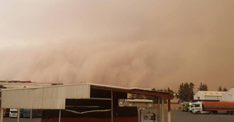 الزرقاء: خسائر في المنطقة الحرة جراء العاصفة الرملية