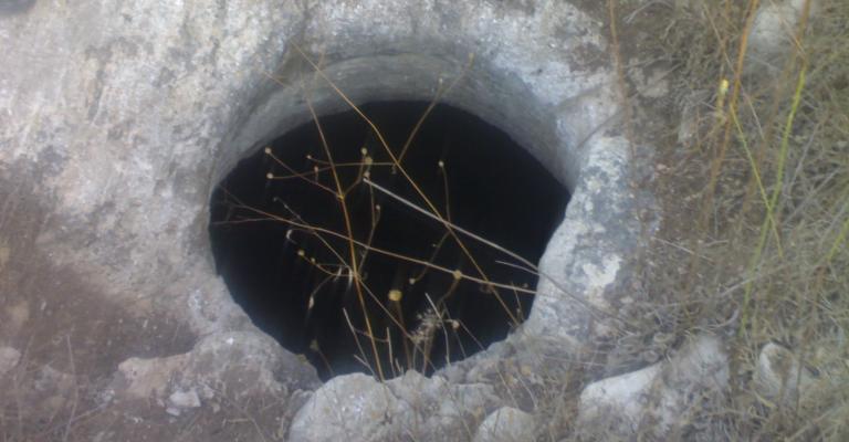 عجلون: العثور على جثة عشرينية في بئر مقيدة اليدين