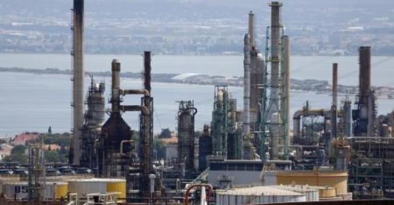 النفط يغلق منخفضا أكثر من 2% ويسجل 45 دولارا للبرميل