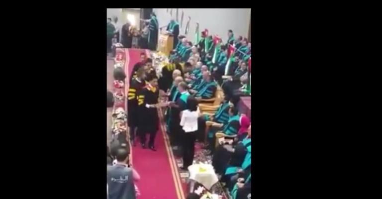 التنسيب بسحب شهادة الطالب الذي بصق على أكاديمي