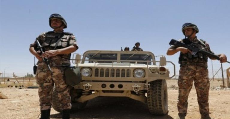 الجيش يقتل متسلل ويصيب آخر