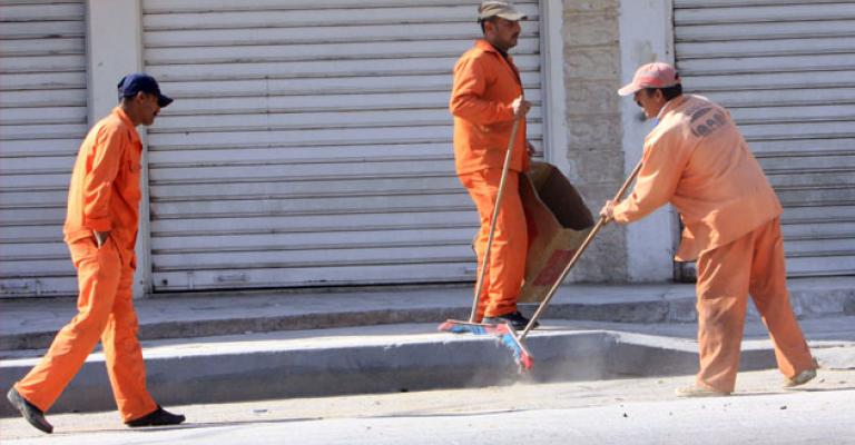 انقاذ عمال في أمانة عمّان بعد أن علقت مركبتهم بعبارة انقاذ عمال في أمانة عمّان بعد أن علقت مركبتهم بعبارة