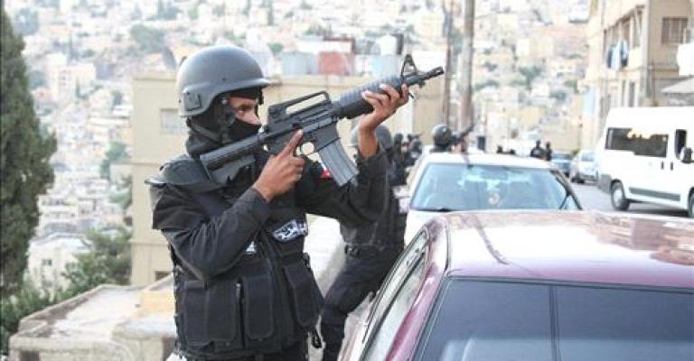 مداهمات تفضي للقبض على مطلوبين خطيرين