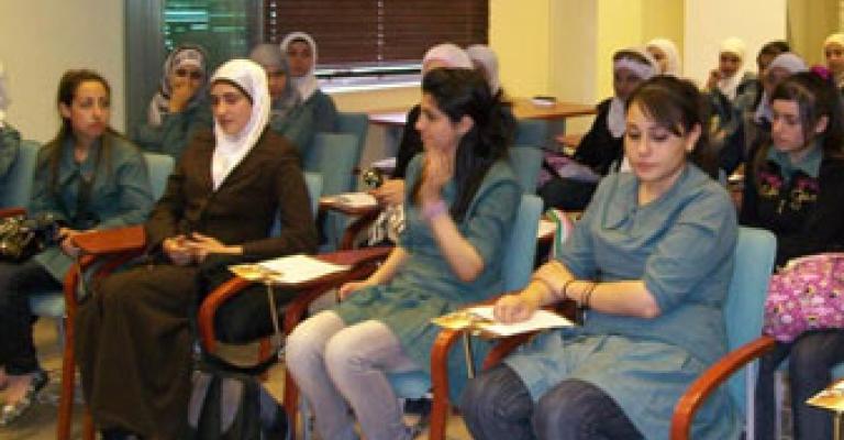 التعليمات المتضاربة للجلباب تربك الاهالي والطالبات