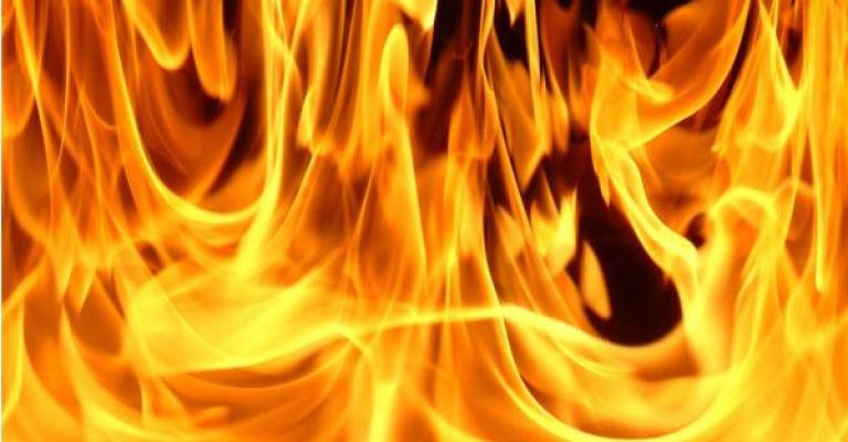 حريق في سوق تجاري بالمقابلين