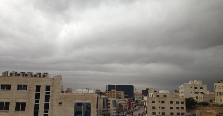 طقس حار وزخات مطر مصحوبة بالرعد