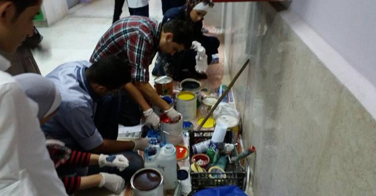 متطوعون يرسمون البسمة على الجدران والشفاه بمستشفى فيصل