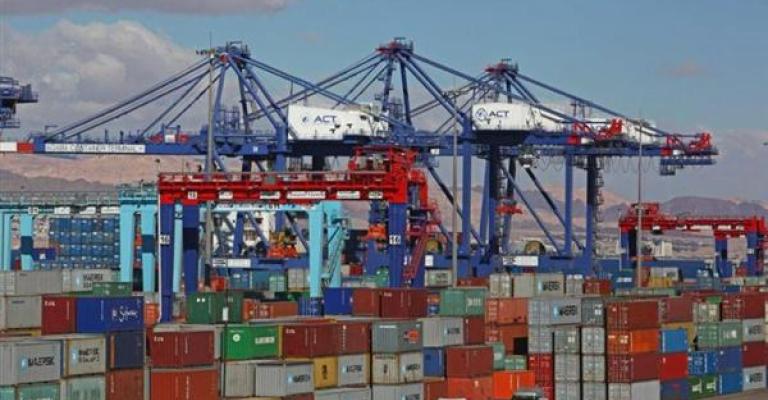 بودار أزمة في ميناء العقبة بعد تسريح 105 عاملاً