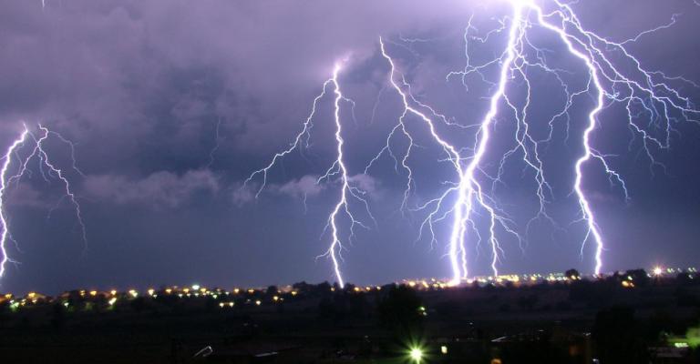 أمطار غزيرة مصحوبة بالبرق والرعد