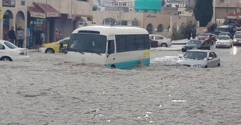 بداية المنخفض.. إغلاقات ومداهمة مياه الأمطار بالمناطق المنخفضة