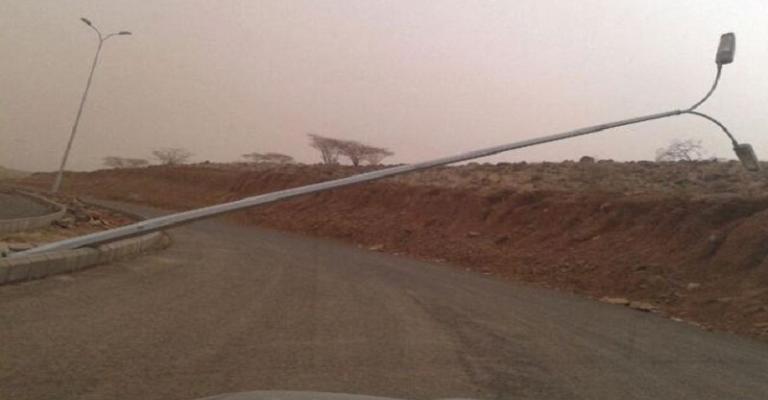 سقوط أعمدة كهرباء بسبب الرياح في الأغوار
