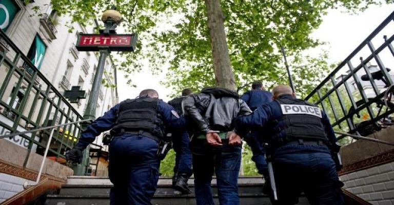 اعتقالات بمدن فرنسية.. وفالس: سنضرب الإرهاب بكل مكان