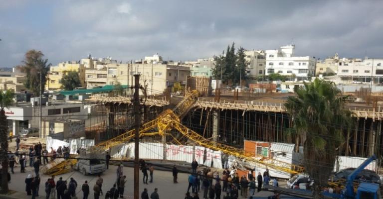 إصابة وتضرر مركبات بسقوط رافعة