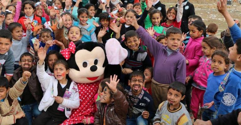 محاولات لرسم الابتسامة على وجوه الأطفال السوريين