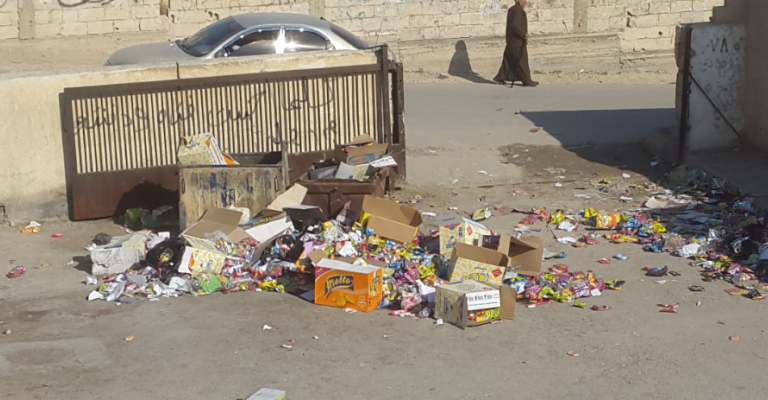 تراكم النفايات امام مدرسة رابعة لنقص الحاويات وتاخر البلدية بتفريغها