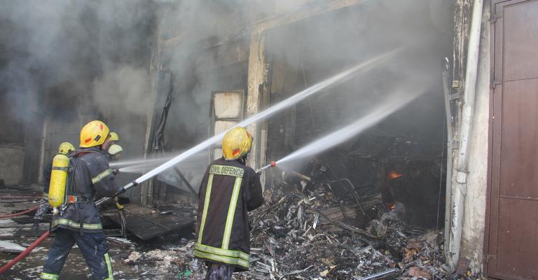 إخلاء 10 أشخاص حوصروا بدخان حريق في عمان إخلاء 10 أشخاص حوصروا بدخان حريق في عمان