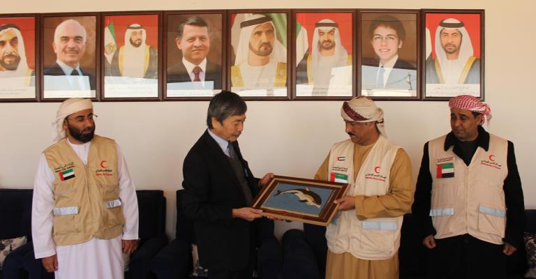 السفير الياباني والقنصل الإماراتي يزوران مخيم مريجب الفهود