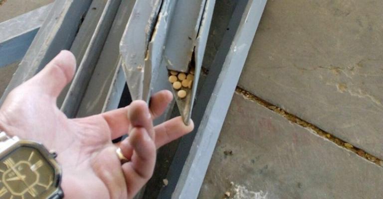 القبض على مشتبه به بتهريب 1.2 مليون حبة مخدرة