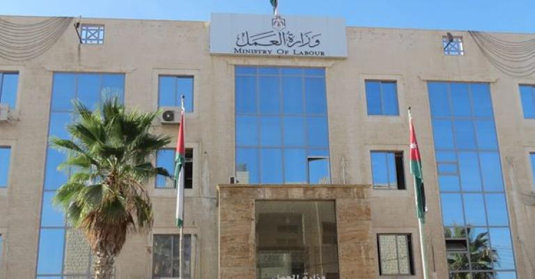 العمل تخصص 30 مشروع للمناطق النائية