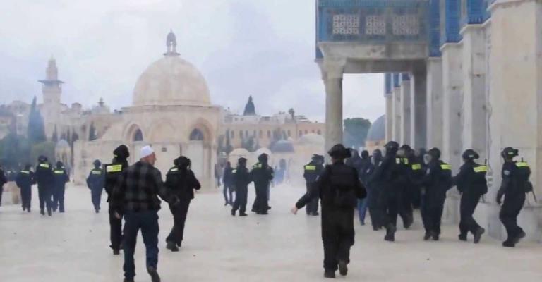 مستوطنون ورجال مخابرات يقتحمون الأقصى