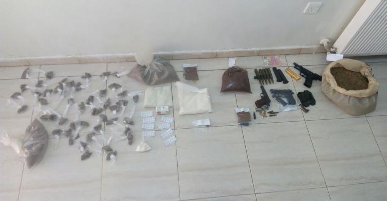 القبض على 10 مشتبه بهم في تجارة مخدرات