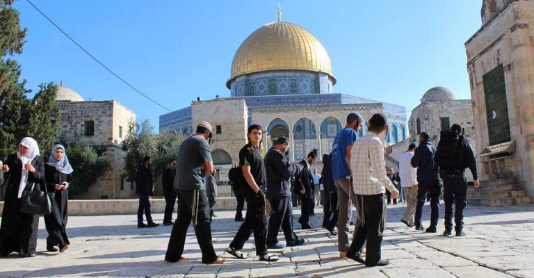 خمسون مستوطناً يقتحمون باحات الأقصى