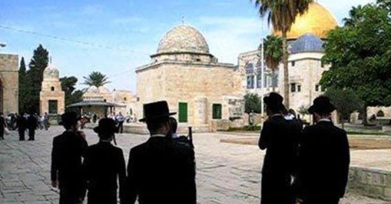متطرفون يهود يقتحمون باحات الأقصى