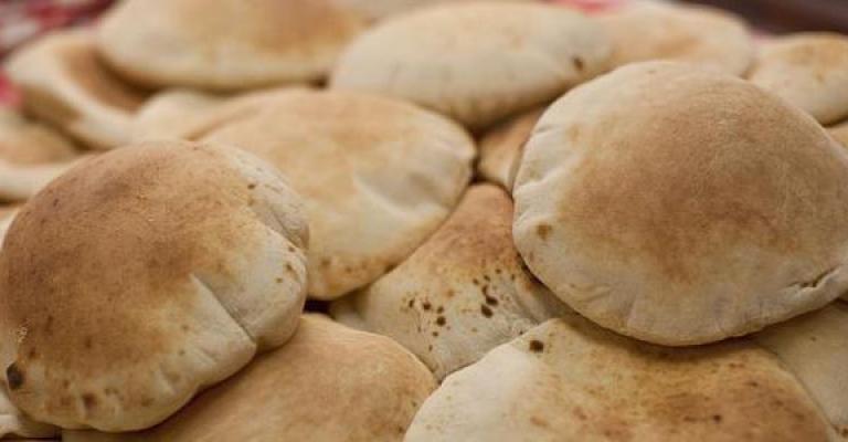 ارتفاع الطلب على الخبز والقطايف