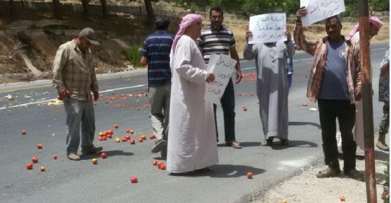 اعتصام مزارعين على جسر "الوالا" احتجاجاً على انخفاض الأسعار