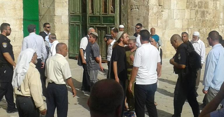 مرابطو الأقصى يتصدون لاقتحامات المستوطنين