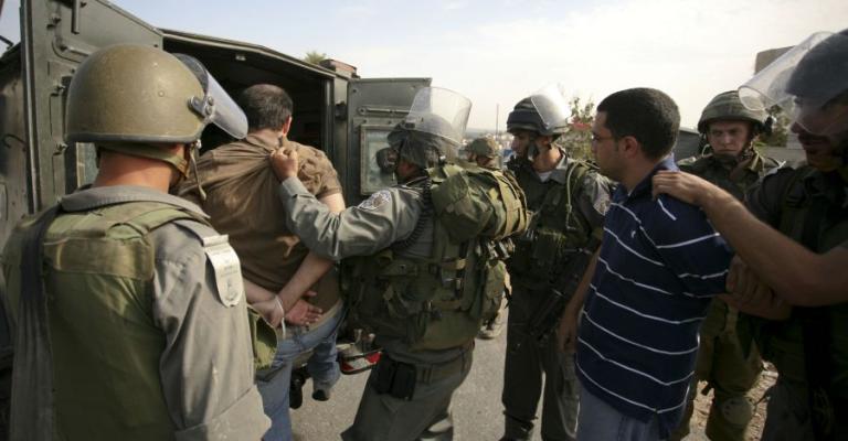 الاحتلال يعتقل 19 فلسطينيا