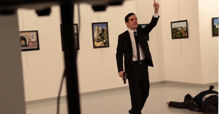 مقتل السفير الروسي في إطلاق النار عليه بأنقرة (صور+فيديو)
