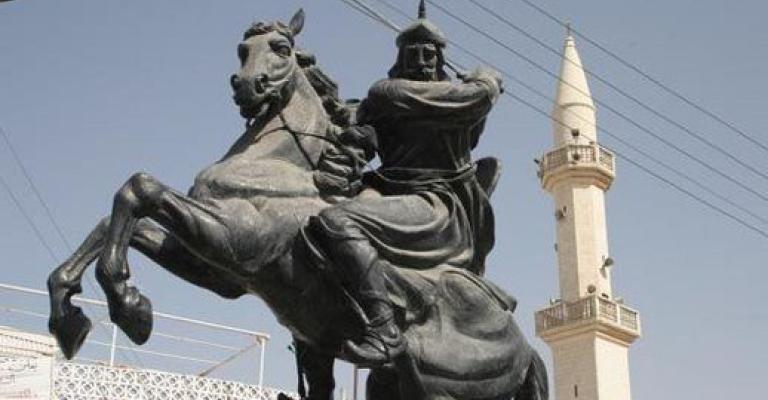 نقل تمثال صلاح الدين الايوبي الى ساحة الشهداء بقلعة الكرك