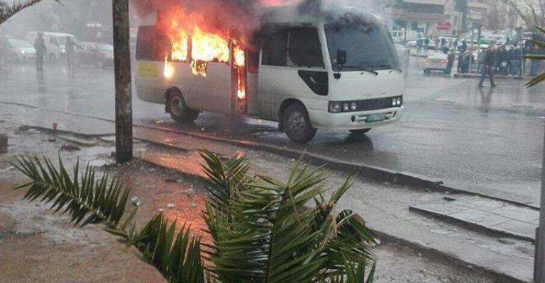 سائق يحرق حافلته احتجاجا على مخالفة سير