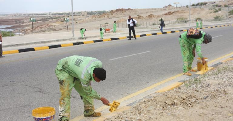 حملة نظافة على طريق البحر الميت استعدادا للقمة