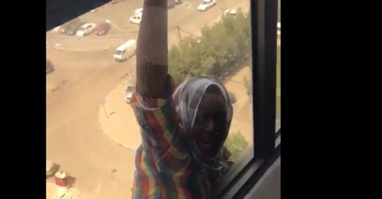 العاملة الإثيوبية التي سقطت بالكويت تروي ما حدث لها (فيديو)