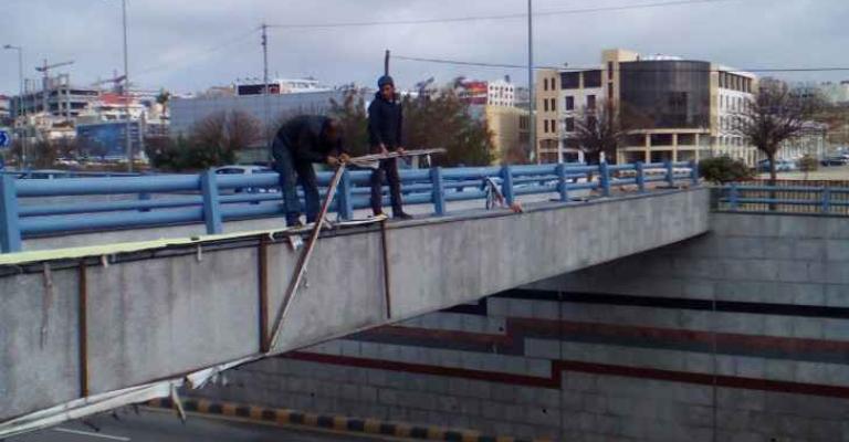 الامانة تواصل إزالة اللوحات الاعلانية المخالفة