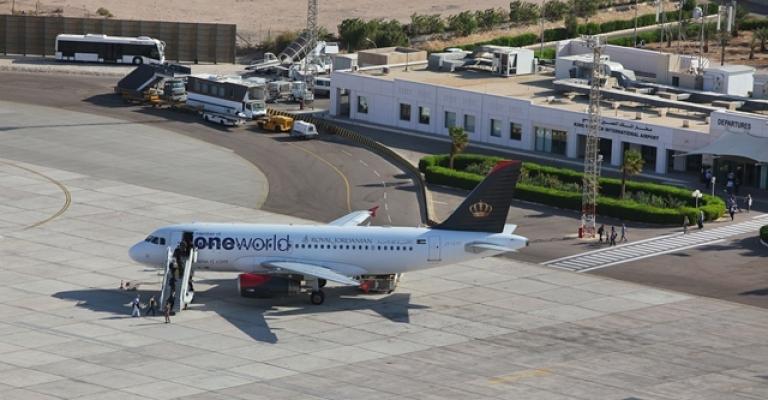 طائرة تتجاوز مدرج الهبوط بمطار الملك حسين