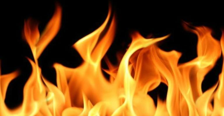 اصابة أربعة اشخاص بحريق منزل بدير علا