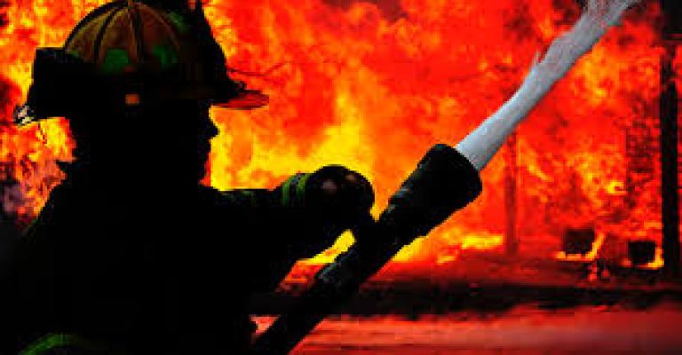 إصابة مواطن بضيق تنفس اثر حريق منزله بالرصيفة
